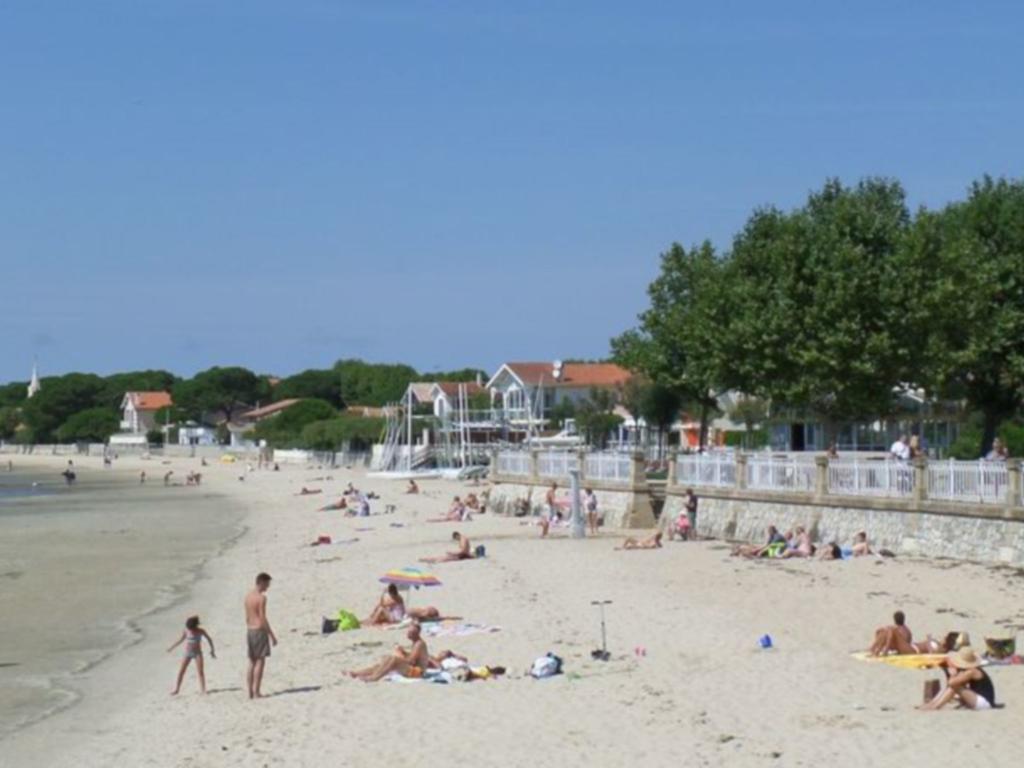 Residence Nemea Les Rives De Saint Brice Ares Exterior photo